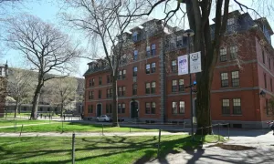 Thẩm phán tiếp tục chặn lệnh cấm Harvard tuyển du học sinh Thẩm phán tiếp tục chặn lệnh cấm Harvard tuyển du học sinh