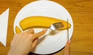 Hướng dẫn 'ăn chuối bằng dao dĩa' gây tranh cãi Hướng dẫn 'ăn chuối bằng dao dĩa' gây tranh cãi