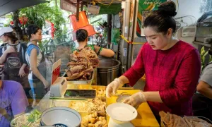 Quán bún bò 'không chuẩn vị Huế' hút khách ở phố cổ Hà Nội Quán bún bò 'không chuẩn vị Huế' hút khách ở phố cổ Hà Nội