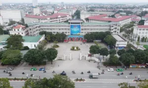 Hai cán bộ ĐH Vinh bị điều chuyển vì nữ sinh tố 'ôm eo', 'gạ gẫm' Hai cán bộ ĐH Vinh bị điều chuyển vì nữ sinh tố 'ôm eo', 'gạ gẫm'