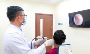 Quả bóng đập vào đầu người phụ nữ gây thủng màng nhĩ Quả bóng đập vào đầu người phụ nữ gây thủng màng nhĩ