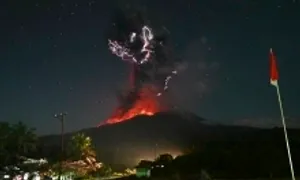 Núi lửa Indonesia phun trào, tro bụi bốc cao 18 km Núi lửa Indonesia phun trào, tro bụi bốc cao 18 km