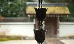 Vì sao người Nhật dùng hệ thống thoát nước bằng dây xích? Vì sao người Nhật dùng hệ thống thoát nước bằng dây xích?
