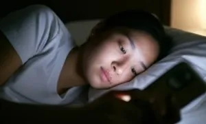 Ánh sáng xanh hại mắt thế nào? Ánh sáng xanh hại mắt thế nào?