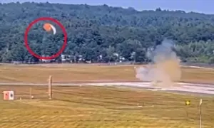 Khoảnh khắc ghế phóng kích hoạt, khiến hành khách văng khỏi tiêm kích Mỹ Khoảnh khắc ghế phóng kích hoạt, khiến hành khách văng khỏi tiêm kích Mỹ