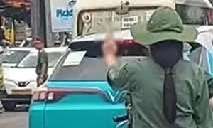 Cơn phẫn nộ sau hành động phản cảm của nhóm học sinh với đoàn xe A80 Cơn phẫn nộ sau hành động phản cảm của nhóm học sinh với đoàn xe A80
