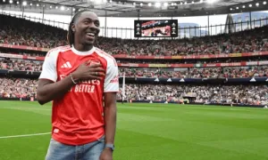 Cú điện thoại giúp Arsenal nẫng mục tiêu của Tottenham Cú điện thoại giúp Arsenal nẫng mục tiêu của Tottenham