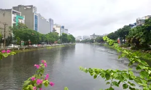 Sông Tô Lịch 'lột xác', nước trong xanh sau mưa lớn Sông Tô Lịch 'lột xác', nước trong xanh sau mưa lớn