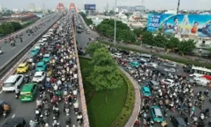 Kẹt xe cửa ngõ phía đông TP HCM do cầu Bình Triệu cấm ôtô Kẹt xe cửa ngõ phía đông TP HCM do cầu Bình Triệu cấm ôtô