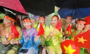 Đông nghịt người đội mưa đổ về Ba Đình xem diễu binh Đông nghịt người đội mưa đổ về Ba Đình xem diễu binh