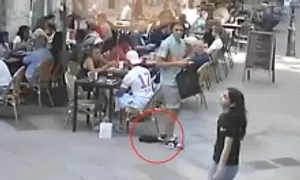 Tên trộm dùng chân 'thó' túi của du khách