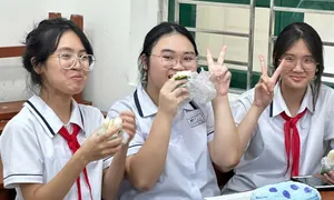 Trường mua 1.300 suất ăn cho học sinh ở lại vì mưa lụt