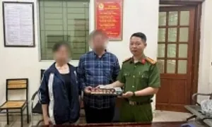 Nữ sinh phá két sắt của gia đình khi bị công an dởm đe dọa Nữ sinh phá két sắt của gia đình khi bị công an dởm đe dọa