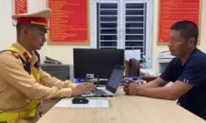 Xử phạt tài xế dương tính ma túy lái xe đánh võng trên đường Xử phạt tài xế dương tính ma túy lái xe đánh võng trên đường