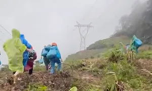 Băng rừng, lội suối cứu trợ người mắc kẹt trên đèo Lò Xo