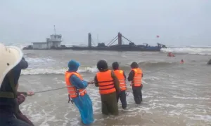 Hai tàu hàng gặp nạn trên biển