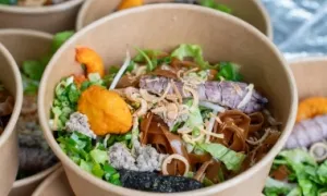 Khách xếp hàng chờ mua món ngon ở Hội chợ mùa thu Hà Nội